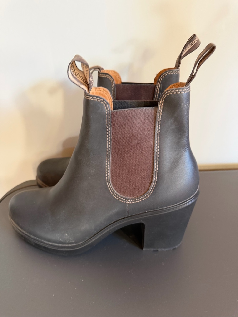 Blundstone Women's Dark Brown Chelsea Ankle Booties with Elastic Panels